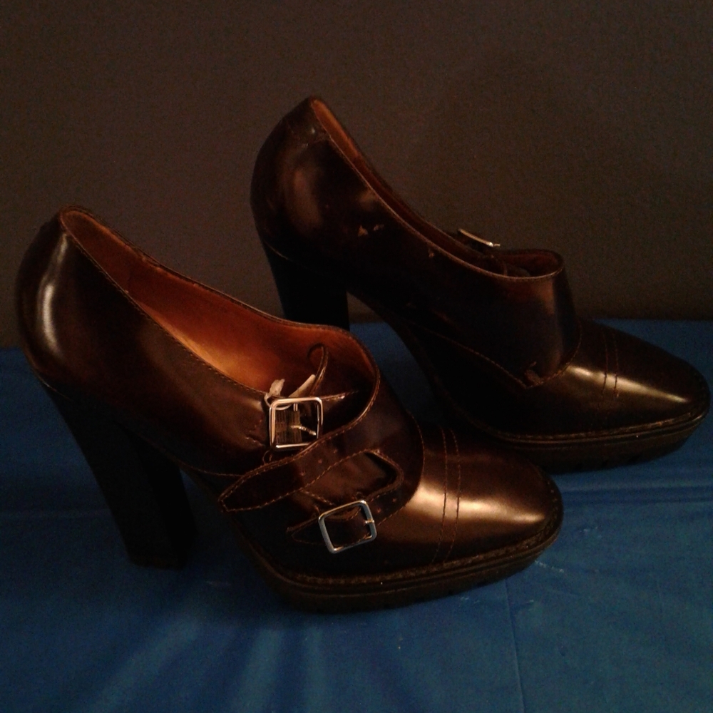 Shoes - Picture 2 of 8